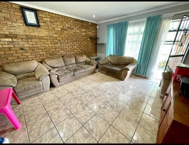 3 BEDROOM TOWNHOUSE FOR SALE IN RANGEVIEW